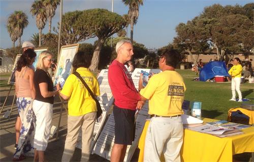 '图1～4：加州圣地亚哥法轮功学员在当地著名景点拉荷亚海滩（La?Jolla?Cove）举行讲真相活动'