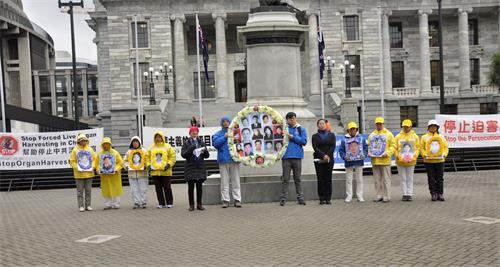 '图1：二零一八年的七月二十四日，新西兰法轮功学员们在首都威灵顿国会门前抗议中共迫害。'