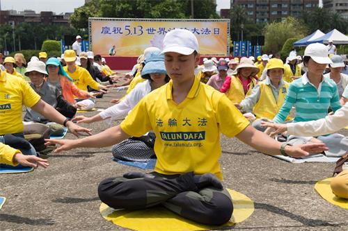 '图：少钧参加二零一八年世界法轮大法日活动。'