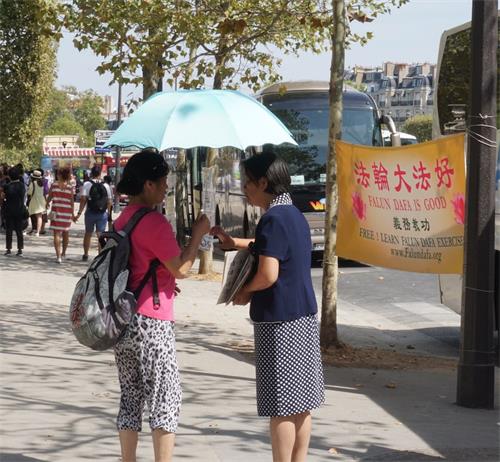 '图4：在“战神广场”上与景女士热情攀谈的某大陆高校退休干部（左）'