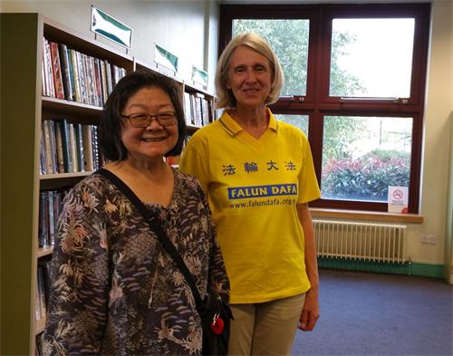 '图5：二零一八年八月十四日下午，法轮功学员乔伊和七年来坚持到默顿图书馆教功班上炼功的华裔女士梅合影'