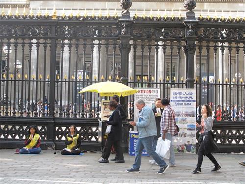'图11：二零一八年八月二十五日下午，法轮功学员在大英博物馆南门炼功、发真相传单、讲真相劝三退、征签反迫害'