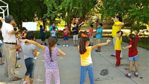 'Figuras 1-2: El 19 de agosto de 2018, los niños siguen la meticulosa música de práctica en el campus de Sinaloa de Guasave, un pequeño pueblo en la costa interior de la costa noroeste de México. Aprende a practicar Falun Gong.  '