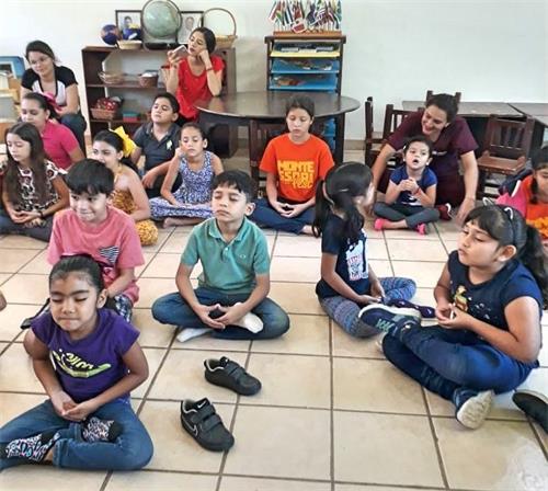 'Figura 3: Los niños también están muy concentrados y serios cuando aprenden a meditar.  '