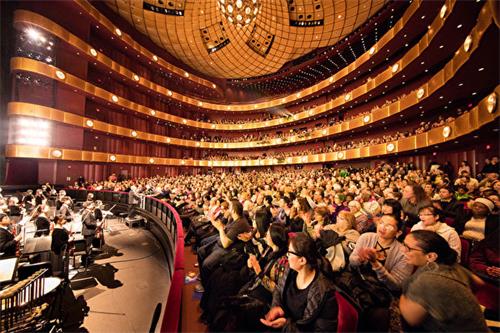 2018年1月11日，神韵纽约艺术团在纽约林肯中心大卫寇克剧院的首场演出，全场爆满。