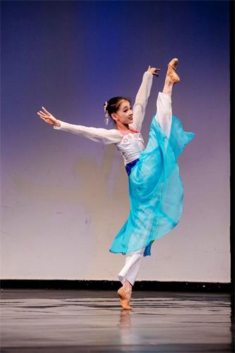 '图3：来自日本的213号选手、少年女子金奖得主张中天在大赛中表演舞蹈剧目《春色满园》。'