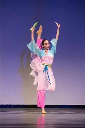 '图4：来自飞天艺术学院的203号选手、少年女子金奖得主黄悦在大赛中表演舞蹈剧目《春晓》。'