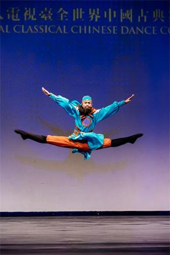 '图5：来自飞天艺术学院的305号选手、少年男子金奖得主刘新龙在大赛中表演舞蹈剧目《忠义千秋》。'