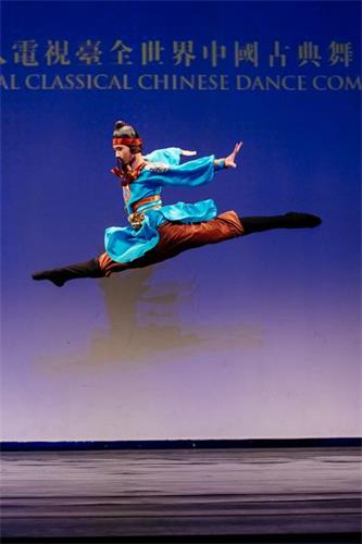 '图6：来自飞天艺术学院的303号选手、少年男子金奖得主洪绍豪在大赛中表演舞蹈剧目《垓下之围》。'