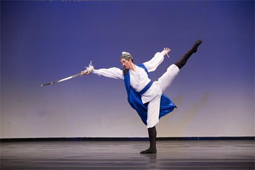 '图7：第八届“全世界中国古典舞大赛”青年组金奖得主巫昆璟，表演舞蹈剧目《月下独酌》。'