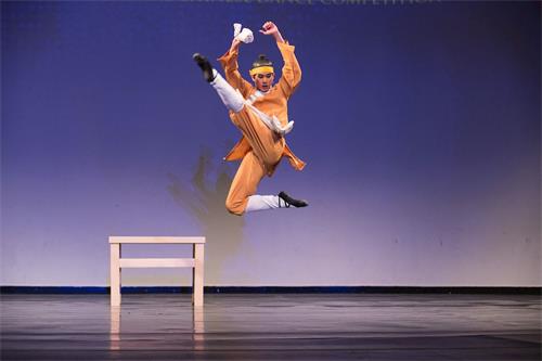'图8：第八届“全世界中国古典舞大赛”青年组金奖得主陈柏维，表演舞蹈剧目《餐馆的小伙》。'