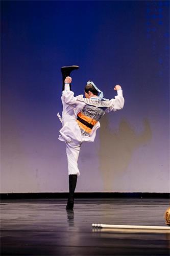'图9：第八届“全世界中国古典舞大赛”青年组金奖得主陈厚任，表演舞蹈剧目《精忠岳飞》。'