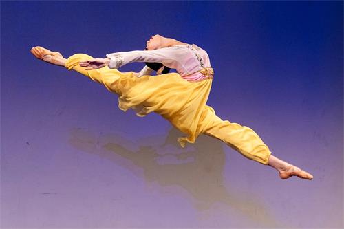'图10：第八届“全世界中国古典舞大赛”青年女子组金奖得主连旭，表演舞蹈剧目《赏春》。'