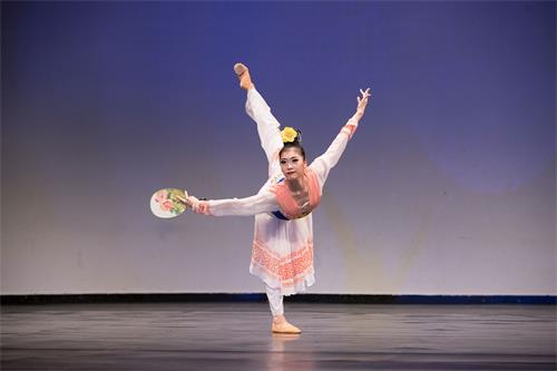 '图11：第八届“全世界中国古典舞大赛”青年女子组金奖得主陈竺君，表演舞蹈剧目《芳草江南岸》。'