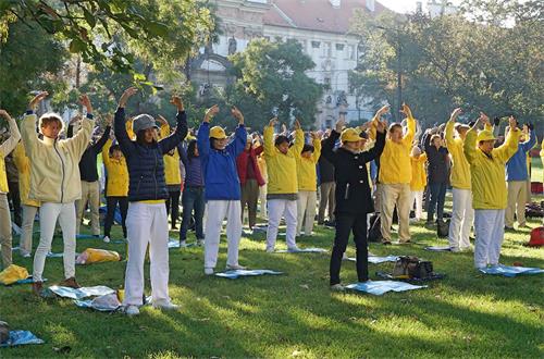 '图1～2：九月三十日，法轮功学员在捷克布拉格市内的查尔斯公园集体炼功。'