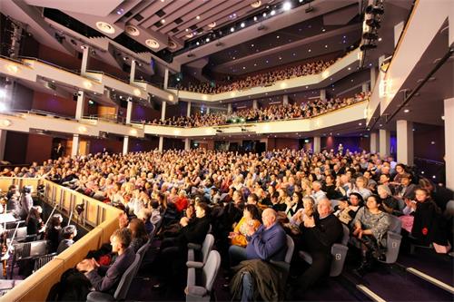 图6：一月八日至十三日，美国神韵国际艺术团在英国伦敦西郊的沃金新维多利亚剧院和伯明翰的国际会议中心（ICC）共进行了七场演出，演出票提前售罄。图为一月九日，神韵在英国沃金（Woking）新维多利亚剧院(Woking New Victoria Theatre) 的演出结束时，全场观众热烈鼓掌向演员们致意。