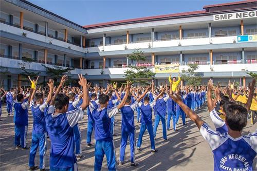 800名印尼巴丹岛中学师生学炼法轮功