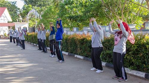 800名印尼巴丹岛中学师生学炼法轮功
