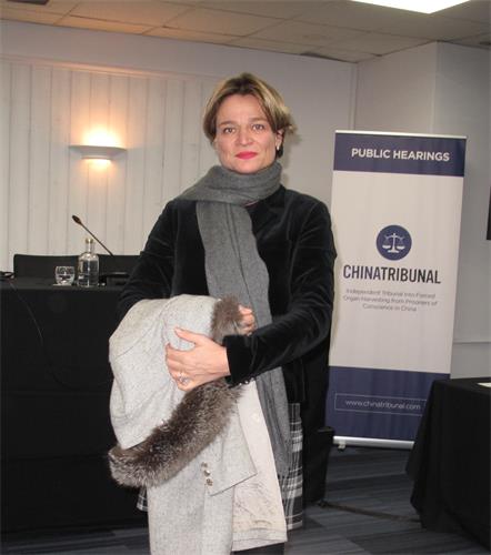 图5：二零一八年十二月十日，国际法律顾问丝塔芙·史碧娜（Steffi Spinae）出席“独立人民法庭”伦敦听证会。