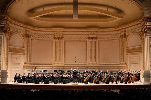 '图1～2：二零一九年十月十二日，享誉全球的神韵交响乐团在世界著名的纽约卡内基音乐厅（Carnegie Hall），给观众带来两场由中西方古典音乐精髓结合的5000年文明的交响之音。'