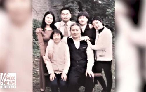 '图4：江莉的父亲江锡清（前排右）被强摘器官而死'