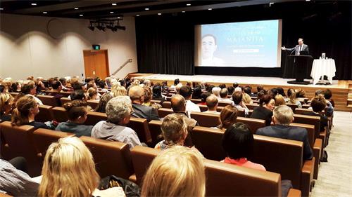 '图1：新南威尔士州绿党议员大卫·舒布瑞杰主办并主持《求救信》在澳大利亚新南威尔士州议会大厦电影厅放映。'