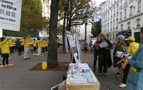 '图1～3：巴黎部份法轮功学员在国民议会旁广场上集会，支持议员们的限制强摘人体器官修正案'