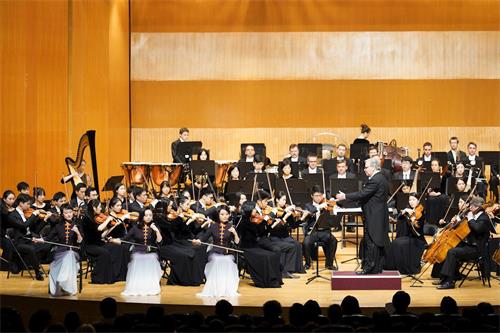 '图4：神韵交响乐团在新竹演出，前排为二胡演奏家戚晓春（左）、王真（中）、琴露（右）。'