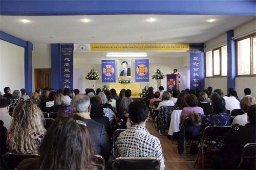 'Figura 1: México celebra una reunión de intercambio de experiencias de cultivo de Falun Dafa'
