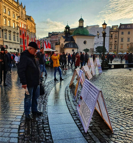 '图1～5：波兰法轮功学员在克拉科夫市古城中央市集广场向游客展示功法'