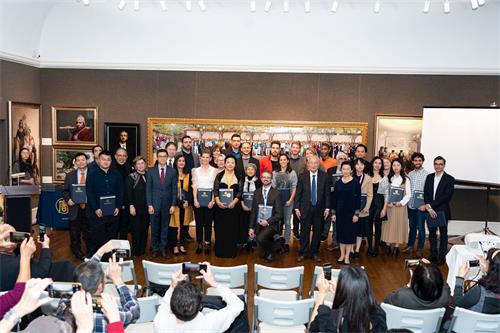 '图2：2019年第五届新唐人“全世界人物写实油画大赛”主办方、嘉宾和部份获奖选手合影。'