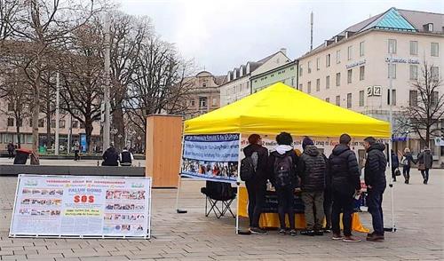'图1：法轮功学员在奥格斯堡的国王广场上举办信息日，很多年轻人希望了解法轮功真相。'