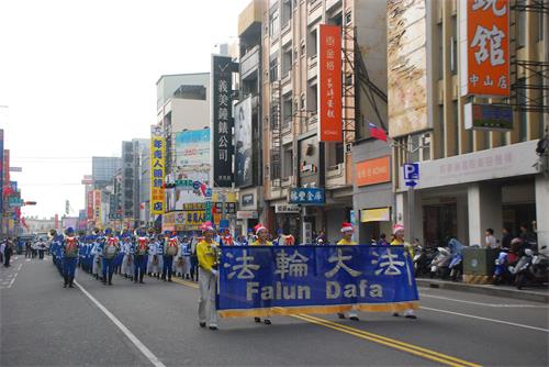 '图1～5：法轮<span class='voca' kid='53'>大法</span>天国乐团踏上台湾嘉义市街头，演奏壮盛祥和的乐曲，给市民带来欢欣鼓舞。'