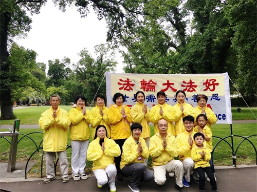 '图5：墨尔本著名景点费茨罗伊公园（Fitzroy Gardens）真相点法轮功学员恭祝师尊新年好。'