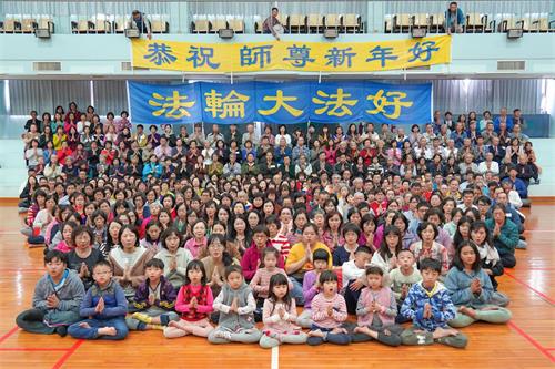 '图1：台湾高雄部份法轮功学员于十二月岁末两天，齐聚于高雄仁武区中华电信学院向法轮功创始人李洪志先生祝贺二零二零年新年好，表达对师父最崇高的敬意和感恩。'