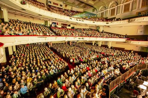 '图1：二零一九年一月二十五日，美国神韵国际艺术团在爱丁堡剧场（EdinburghPlayhouse）进行了两场演出，场面洪大，现场爆满。'