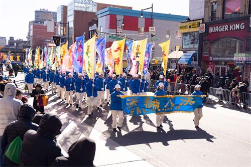 '图1～10：二零一九年二月九日，法轮功学员参加了一年一度在法拉盛举办的纽约华人中国新年大游行。声势浩大的队伍，受到了社区民众的瞩目和赞扬。'