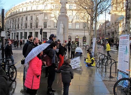 图1-2：二零一九年二月十日，法轮功学员在伦敦圣马丁广场炼功、讲真相、征签反迫害