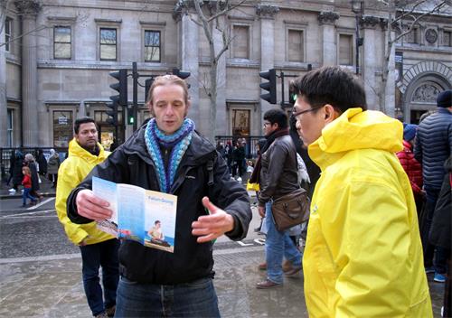 图3：二零一九年二月十日，安德鲁（Andrew，左）在圣马丁广场再次遇到法轮功