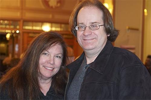 '图4：二月十三日晚，格莱美奖得主、著名音乐制作凯文·麦基（Kevin Mackie）（右）和女友在费城玛丽安剧院（Merriam Theater）观看了演出。'