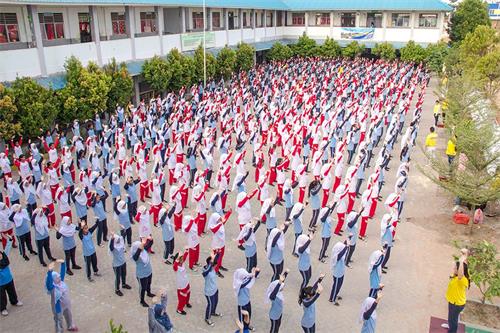 图：印尼巴丹岛第三十八国立中学大约五百名学生、老师、工友正在集体学炼法轮功<span class='voca' kid='86'>功法</span>