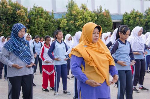 印尼一所中学五百名师生集体学炼法轮功