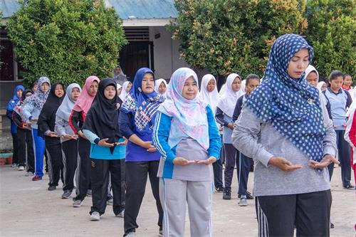 图：印尼巴丹岛第三十八国立中学大约五百名学生、老师、工友正在集体学炼法轮功功法