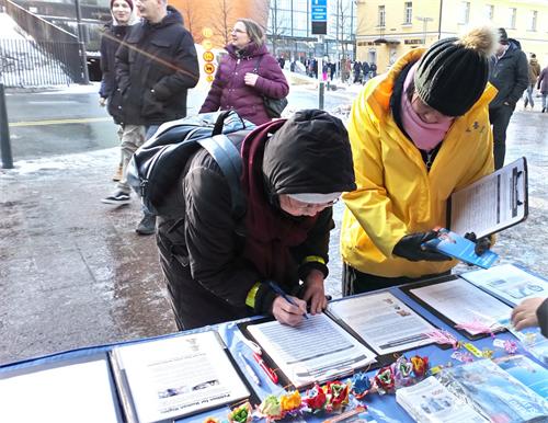 图：芬兰民众签名支持法轮功学员反迫害