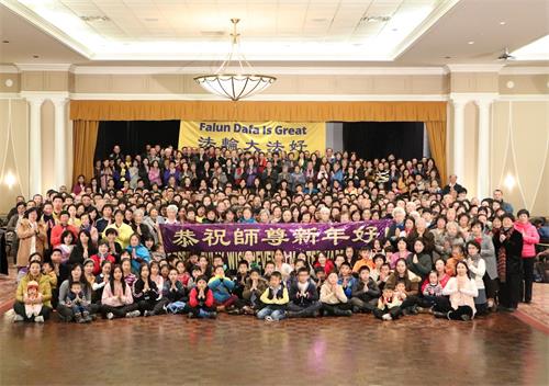 '图1：二零一九年中国新年到来之际，多伦多法轮功学员在集体学法的大堂欢聚一起给慈悲伟大的师父拜年，恭祝慈悲伟大的师父新年快乐！'