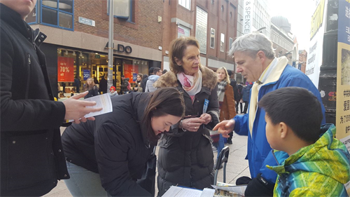 '图1～3：爱尔兰法轮功学员在首都都柏林的繁华商业街亨利大街上和民众交谈，传播真相'