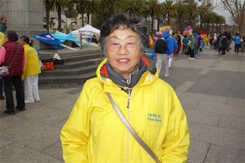 '图32：法轮功学员夏瑰琦祝愿旧金山的华人朋友新年快乐'