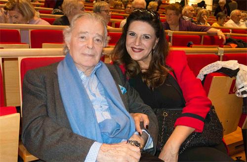 高级珠宝品牌老板尼古拉斯•佩林（Nicolas Perrin）和太太一起观看了神韵国际艺术团三月三日下午在日内瓦BFM剧院的演出。