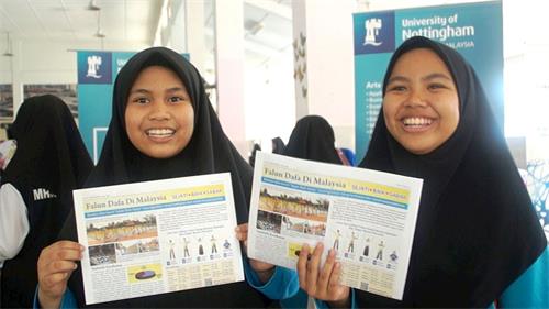 '图11：学生Arissa（右）与友人Zuhayra（左）今早也学炼了法轮功，她们开心的分享炼功体会。'