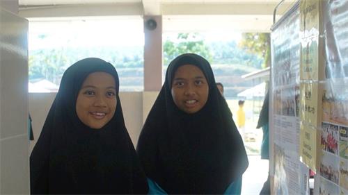 '图12：学生Farrah（左）与友人Sofea（右）也分享了她们学炼法轮功后的体会。'
